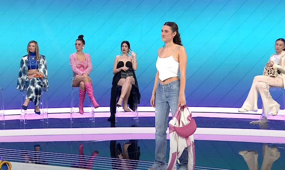 Se încing spiritele la „Bravo, ai stil!”. Concurentele dau cu săgeți una în cealaltă: „Asta e o bătaie de joc”