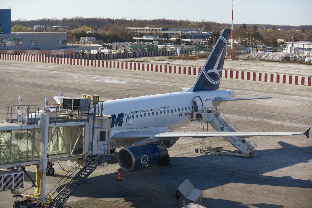 Aterizare de urgență pe Otopeni, din cauza unor scurgeri de combustibil. Avionul zbura pe ruta Antalya - Praga