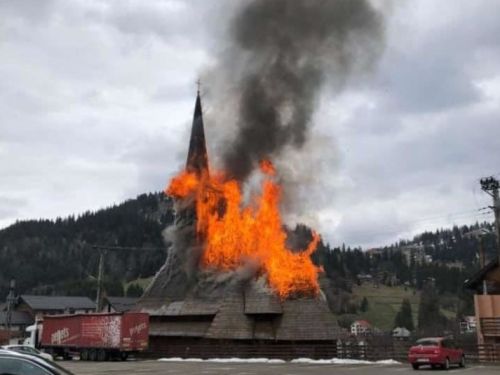 Cum s-ar fi produs incendiul de la biserica de lemn din Borșa, în ziua de Florii. Un turist a văzut flăcările