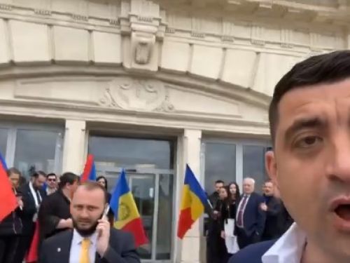 Protest violent al AUR la Parlament: George Simion s-a urcat pe gard