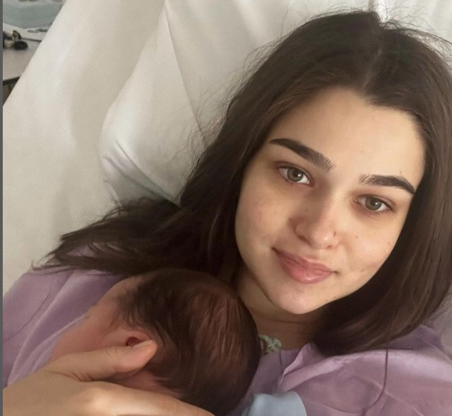 Theo Rose, prima imagine cu bebelușul: „Am fost mai îngrozită de operație decât de nașterea naturală”