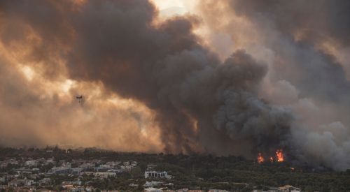 Incendiile devastatoare din apropierea Atenei revin cu o forță neașteptată: Ce urmează?