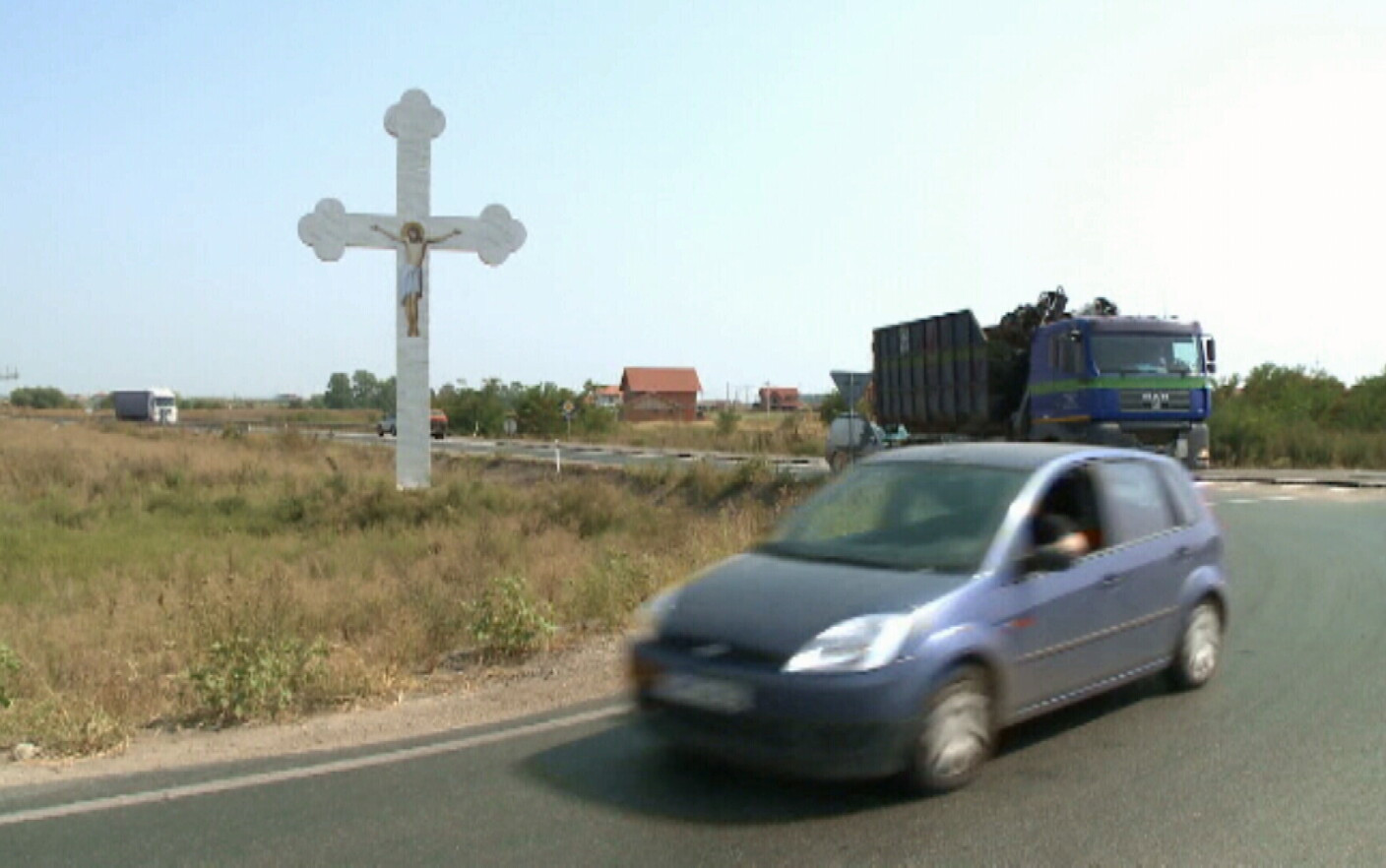 Drumurile din țară, pavate cu cruci uriașe. Cine s-ar afla în spatele lor