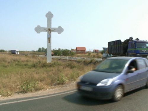 Drumurile din țară, pavate cu cruci uriașe. Cine s-ar afla în spatele lor