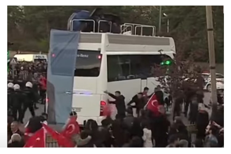 VIDEO Autobuzul de campanie al primarului Istanbulului, atacat cu pietre