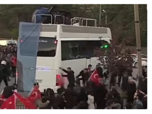 VIDEO Autobuzul de campanie al primarului Istanbulului, atacat cu pietre