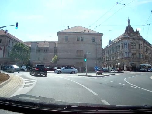 Orașul din România cu o trecere de pietoni accesorizată cu 24 de semafoare. Viceprimar: „Suntem într-o situație un pic paradoxală”