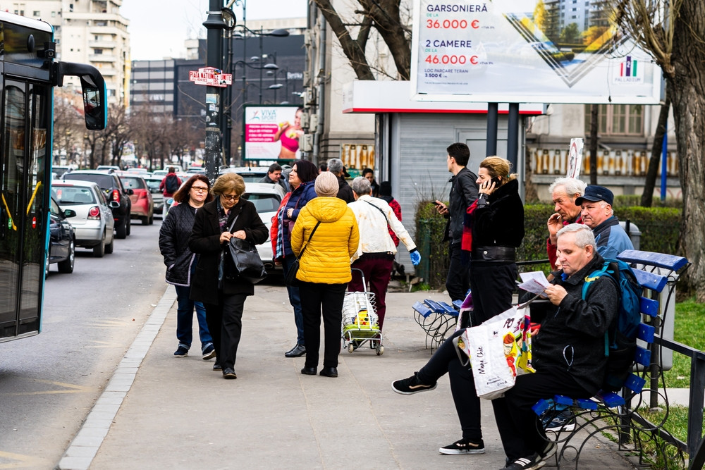 Salariul mediu net, mai mic de la o lună la alta. Domeniile unde angajații au primit măriri însemnate