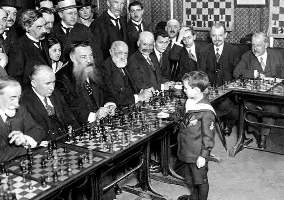 Povestea copilului geniu care la doar 8 ani a învins 20 de jucători într-o partidă simultană de șah