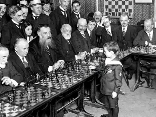 Povestea copilului geniu care la doar 8 ani a învins 20 de jucători într-o partidă simultană de șah