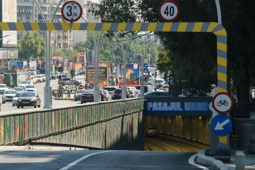 Accident în Pasajul Unirii: Motociclist și pasager răniți, trafic restricționat