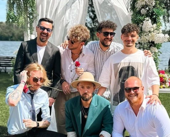 Cuza de la Noaptea Târziu, emoții la nunta lui Emi. Ce sfaturi i-a dat prietenului său: „Uite că el s-a însurat primul”