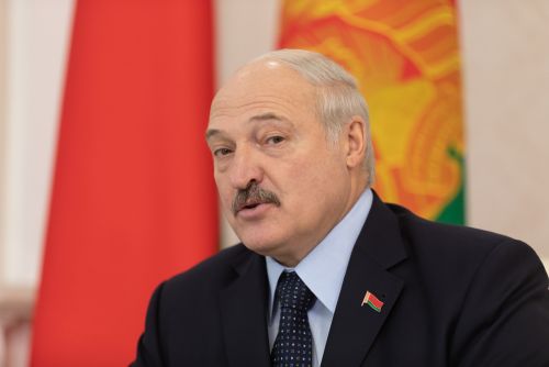 Aleksandr Lukașenko discută despre atacarea Coridorului Suwałki în timp ce își ține cățelul în brațe