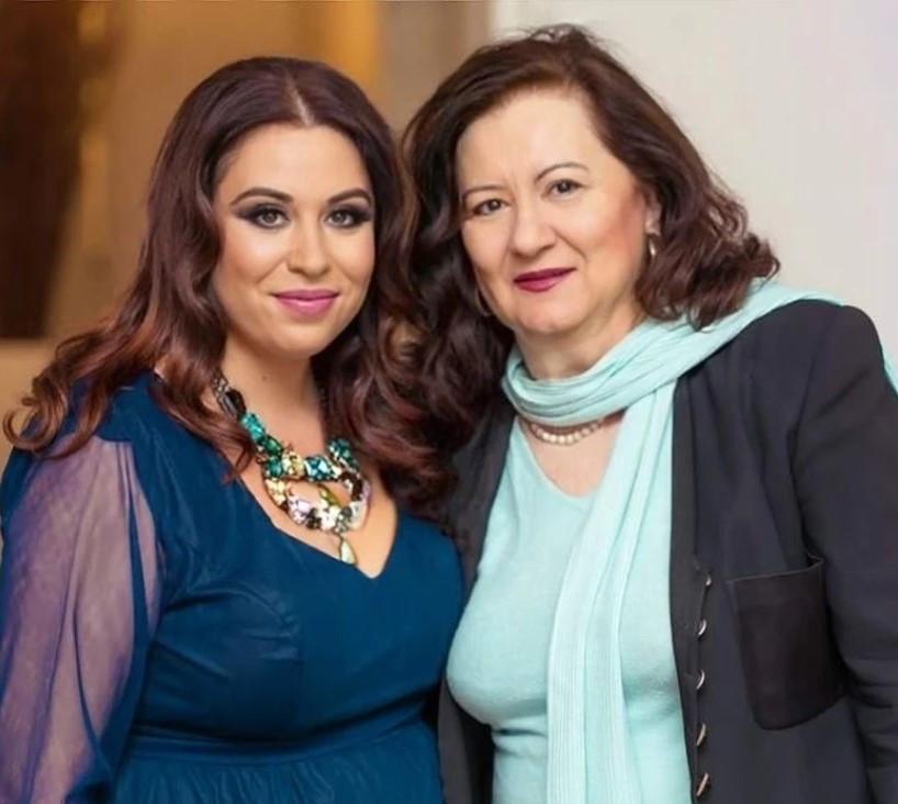 Oana Roman, din nou în scandal cu sora ei, Catinca: „Nu plătește din banii ei azilul, ci din pensia mamei”