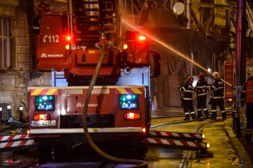 Incendiu la Primăria Pleșoi din Dolj: Acoperișul și planșeul etajului afectate, fără victime