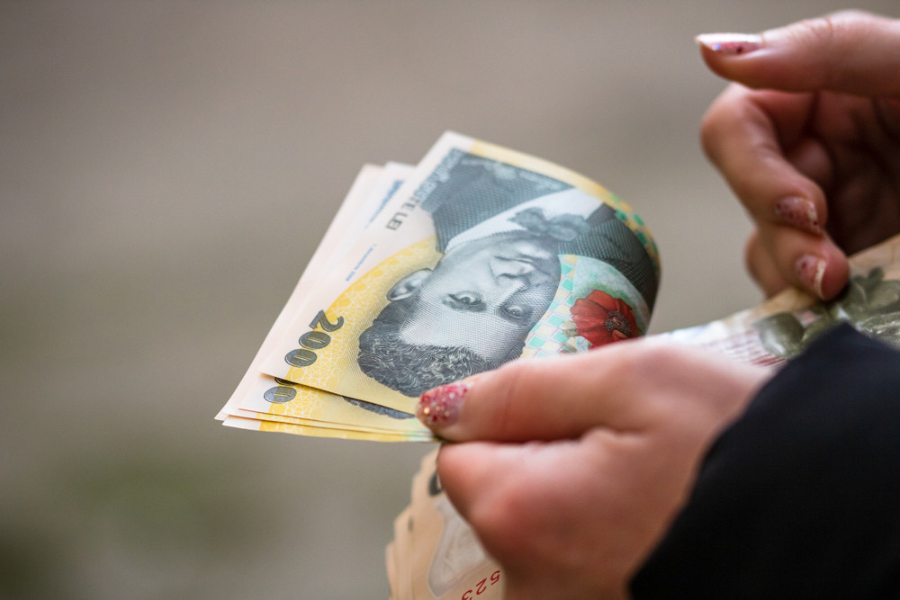 Guvernul majorează salariul minim pe economie în anumite domenii. Ordonanța de urgență va fi adoptată azi