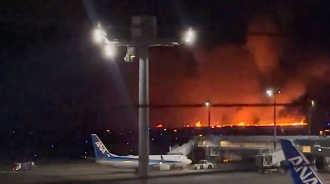 Un avion al Japan Airlines a luat foc pe aeroportul din Tokyo. Toţi cei 379 de oameni care erau la bord au fost evacuați