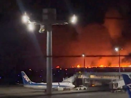 Un avion al Japan Airlines a luat foc pe aeroportul din Tokyo. Toţi cei 379 de oameni care erau la bord au fost evacuați