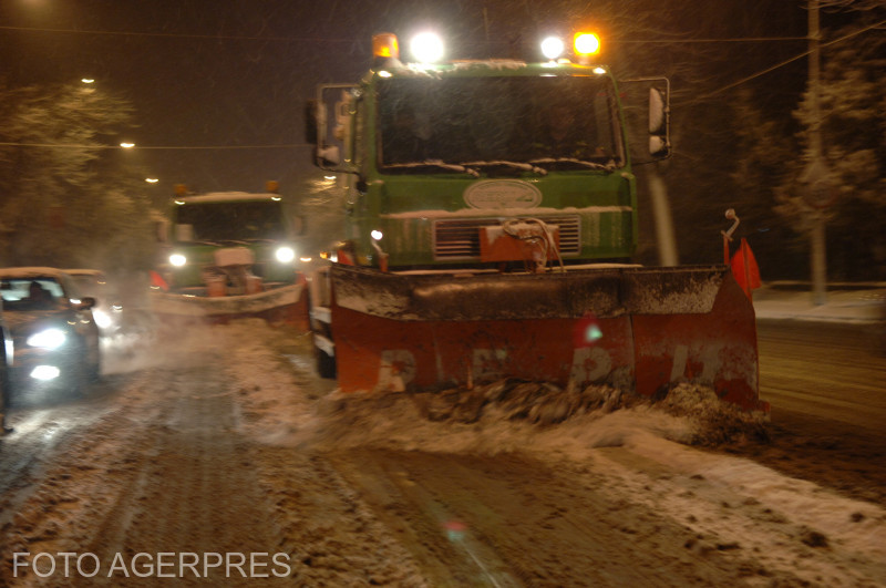Ciclonul polar a ajuns în România: drumuri blocate de zăpezi, școli închise și zboruri anulate