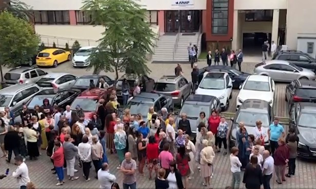 Angajații din Finanțe continuă protestele: două persoane au demisionat