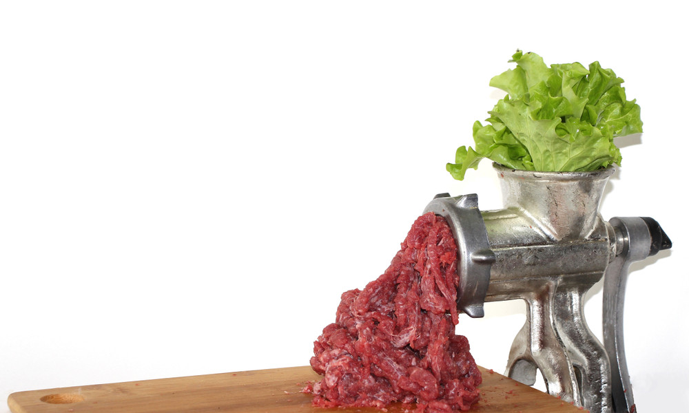 Predispoziția de a lăsa carnea pentru o salată ar fi „scrisă” în ADN. Un nou studiu asociază genetica cu preferințele alimentare