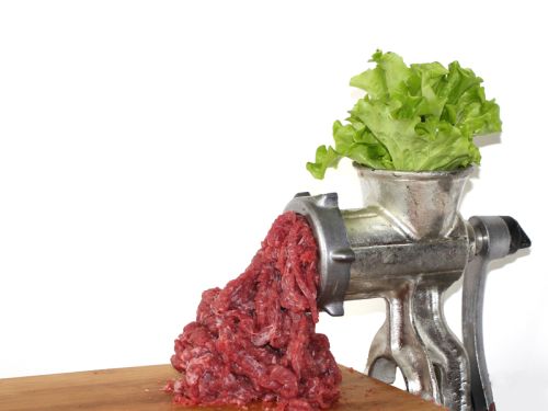 Predispoziția de a lăsa carnea pentru o salată ar fi „scrisă” în ADN. Un nou studiu asociază genetica cu preferințele alimentare