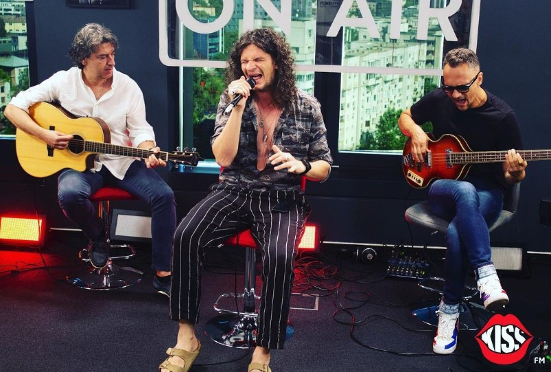 Tudor Chirilă, indignat după ce o fană l-a pozat în metrou. „#lipsădeeducație”