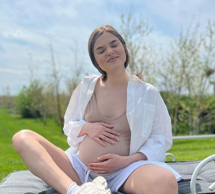 Theo Rose va deveni mamă în patru săptămâni. Artista vrea să nască pe cale naturală: „Are și cordonul în jurul gâtului”