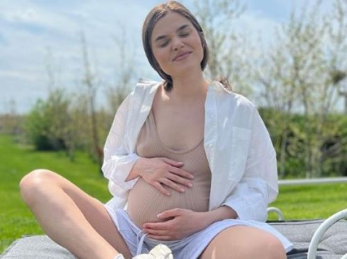 Theo Rose va deveni mamă în patru săptămâni. Artista vrea să nască pe cale naturală: „Are și cordonul în jurul gâtului”