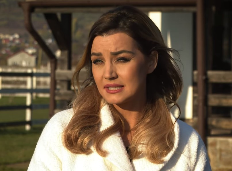 O prezentatoare TV este însărcinată din nou la 46 de ani. A divorțat discret, la fel s-a recăsătorit, a născut, iar acum e gravidă