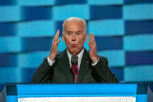 Familia îl încurajează pe Joe Biden să rămână în cursa prezidențială în pofida dezbaterii slabe