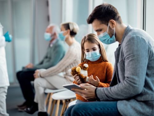 Masca devine obligatorie în mai multe spitale din România din cauza cazurilor de gripă și COVID-19