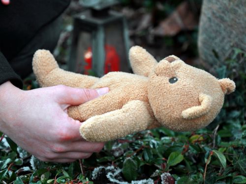 Bebeluș mort într-un spital din Serbia, după ce un medic a sărit cu picioarele pe burta unei femei care era în travaliu