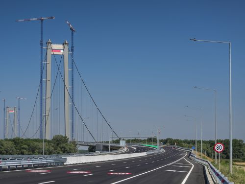 Podul de la Brăila s-a denivelat la doar o lună de la inaugurare. „A fugit cu tot cu asfalt”