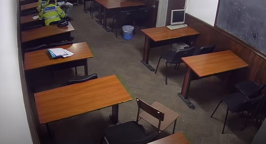 Scene de amor în secția de poliție, filmate pe geam de soțul înșelat. Idila a fost întreruptă de mascați