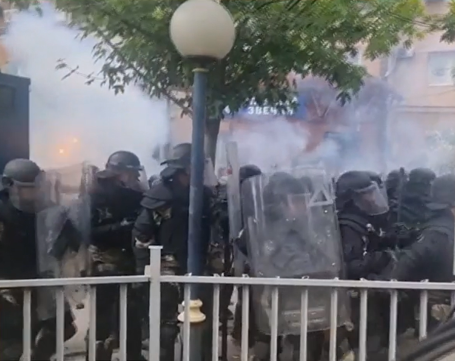 Atac terorist în Kosovo. 30 de sârbi s-au baricadat într-o biserică. Un polițist și trei suspecți au fost uciși