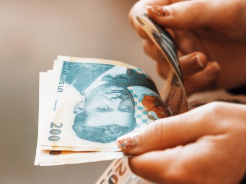 Guvernul renunță la o parte dintre taxe. Salarii și sporuri plafonate la bugetari