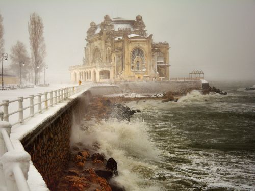 Toate porturile de la Marea Neagră vor rămân închise, din cauza vântului puternic