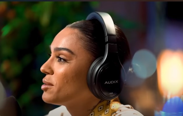 Karmen a băut o fată, după ce l-a jignit pe Adrian Minune. Artista nu s-a mai putut controla: „Tac-tu ăla piticu'”