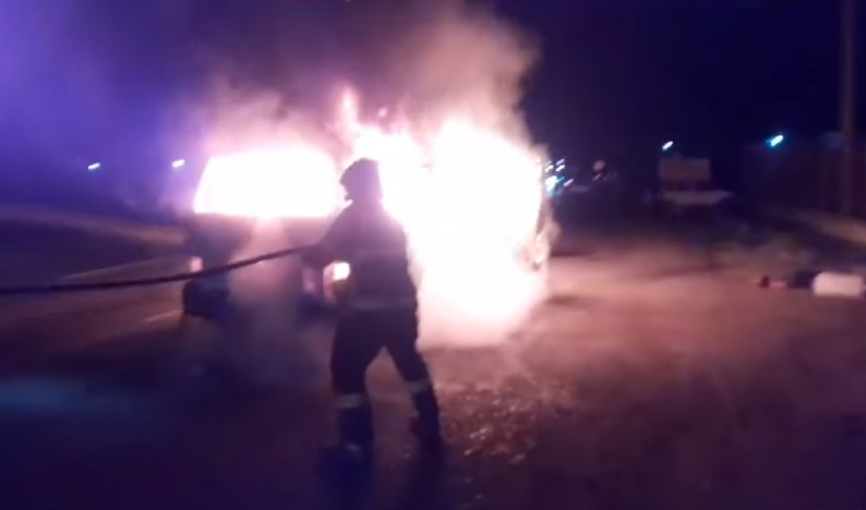 Un microbuz cu muncitori a luat foc, în Vaslui. Incendiul a distrus complet autovehiculul