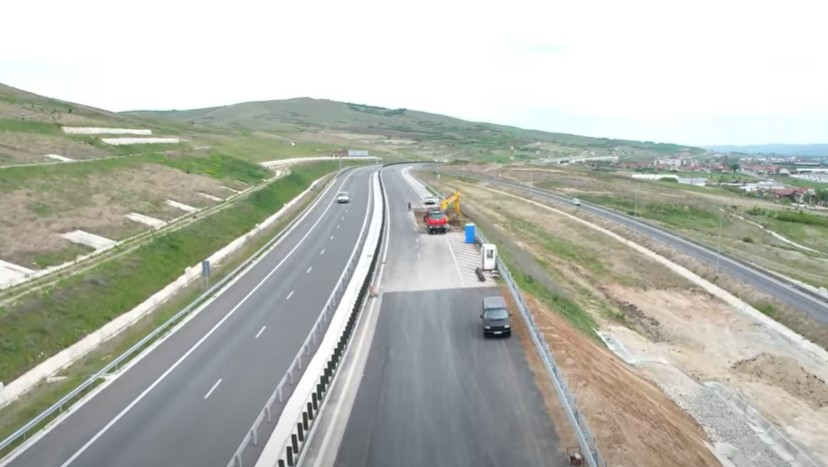Autostrada Sebeș - Turda o ia, din nou, la vale. Pământul s-a surpat în apropiere de Alba Iulia
