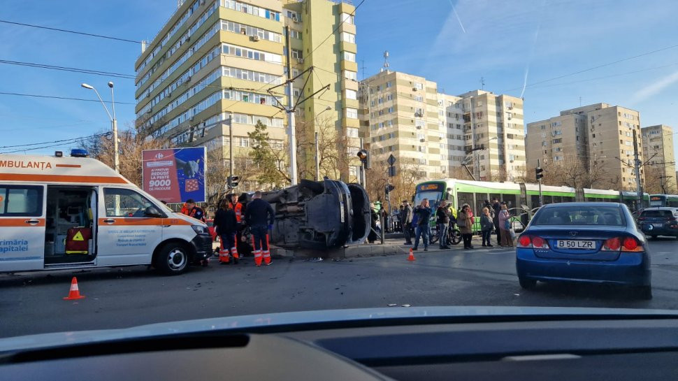 Accident grav în București: Ambulanță SMURD răsturnată și trei persoane rănite