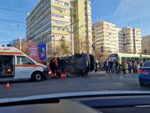 Accident lângă Plaza Mall București, între o ambulanță și două mașini. Trei persoane au fost rănite