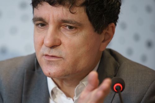 Piedone acuză un "blat politic" după retragerea candidaturii lui Cîrstoiu, în timp ce Nicușor Dan ironizează situația