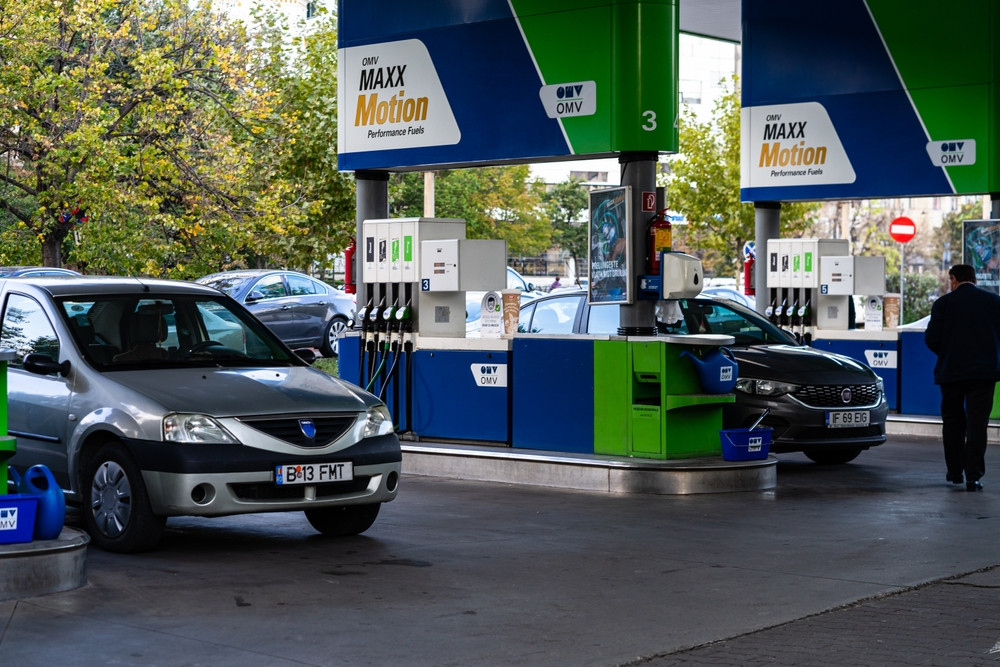 Benzina și motorina s-au ieftinit, după o lungă perioadă de scumpiri. Cât costă acum și care sunt previziunile analiștilor economici