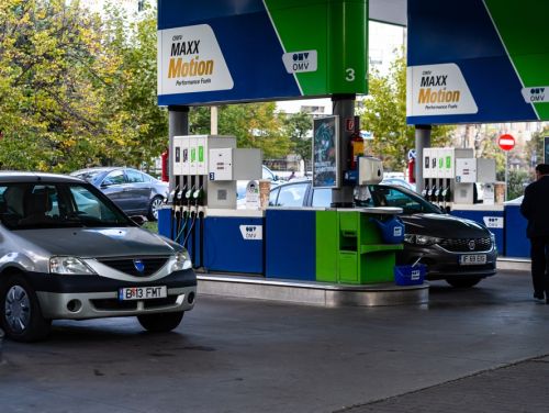 Benzina și motorina s-au ieftinit, după o lungă perioadă de scumpiri. Cât costă acum și care sunt previziunile analiștilor economici