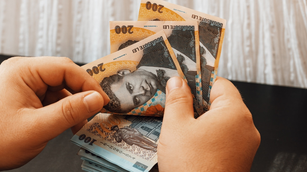 Cât costă să trăiești decent. De câți bani are nevoie o familie cu doi copii din România pentru a face față cheltuielilor