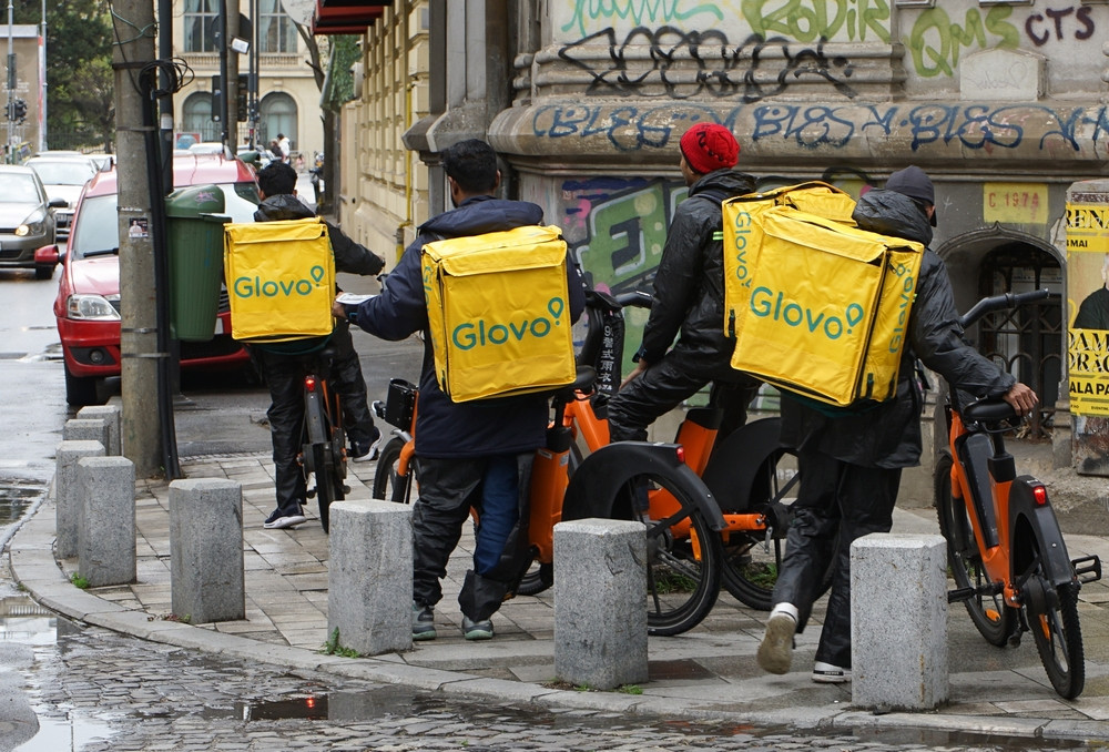 Percheziții la firmele de livrare mâncare din Capitală și Ilfov. Prejudiciu de peste 12 milioane de lei