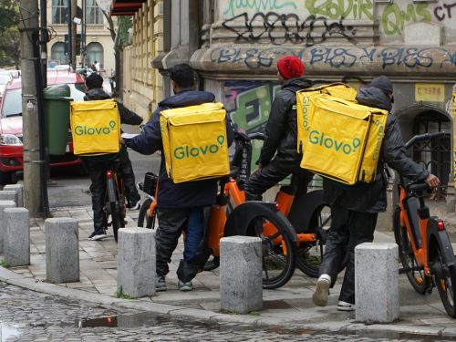 Percheziții la firmele de livrare mâncare din Capitală și Ilfov. Prejudiciu de peste 12 milioane de lei