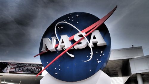 NASA prezintă simularea unei călătorii în gaură neagră
